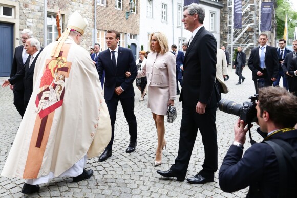 Le président du jury du prix Charlemagne Jürgen Linden, l'évêque d'Aix-la-Chapelle Helmut Dieser, le président de la République française Emmanuel Macron, sa femme la Première Dame Brigitte Macron (Trogneux) et le maire d'Aix-la-Chapelle Marcel Philipp arrivent pour assister à la messe à la cathédrale d'Aix-la-Chapelle, Allemagne, le 10 mai 2018. © Stéphane Lemouton/Bestimage