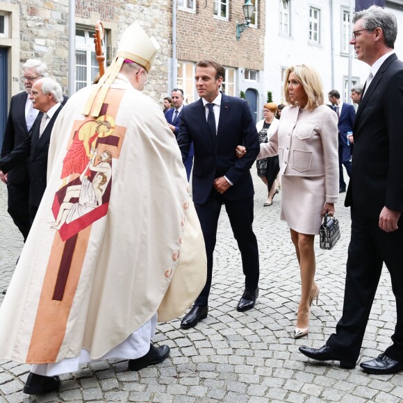 Le président du jury du prix Charlemagne Jürgen Linden, l'évêque d'Aix-la-Chapelle Helmut Dieser, le président de la République française Emmanuel Macron, sa femme la Première Dame Brigitte Macron (Trogneux) et le maire d'Aix-la-Chapelle Marcel Philipp arrivent pour assister à la messe à la cathédrale d'Aix-la-Chapelle, Allemagne, le 10 mai 2018. © Stéphane Lemouton/Bestimage