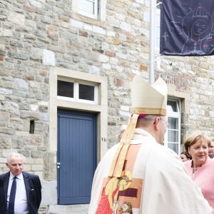 L'évêque d'Aix-la-Chapelle Helmut Dieser, la chancelière fédérale d'Allemagne Angela Merkel, le président de la République française Emmanuel Macron, sa femme la Première Dame Brigitte Macron (Trogneux) et le maire d'Aix-la-Chapelle Marcel Philipp arrivent pour assister à la messe à la cathédrale d'Aix-la-Chapelle, Allemagne, le 10 mai 2018 © Stéphane Lemouton/Bestimage