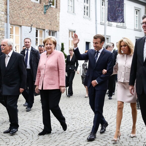 Le président du jury du prix Charlemagne Jürgen Linden, la chancelière fédérale d'Allemagne Angela Merkel et le maire d'Aix-la-Chapelle Marcel Philipp, la chancelière fédérale d'Allemagne Angela Merkel, le président de la République française Emmanuel Macron, sa femme la Première Dame Brigitte Macron (Trogneux) et le maire d'Aix-la-Chapelle Marcel Philipp arrivent pour assister à la messe à la cathédrale d'Aix-la-Chapelle, Allemagne, le 10 mai 2018 © Stéphane Lemouton/Bestimage