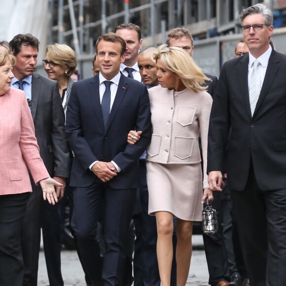 La chancelière fédérale d'Allemagne Angela Merkel, le président de la République française Emmanuel Macron, sa femme la Première Dame Brigitte Macron (Trogneux) et le maire d'Aix-la-Chapelle Marcel Philipp arrivent pour assister à la messe à la cathédrale d'Aix-la-Chapelle, Allemagne, le 10 mai 2018 © Stéphane Lemouton/Bestimage