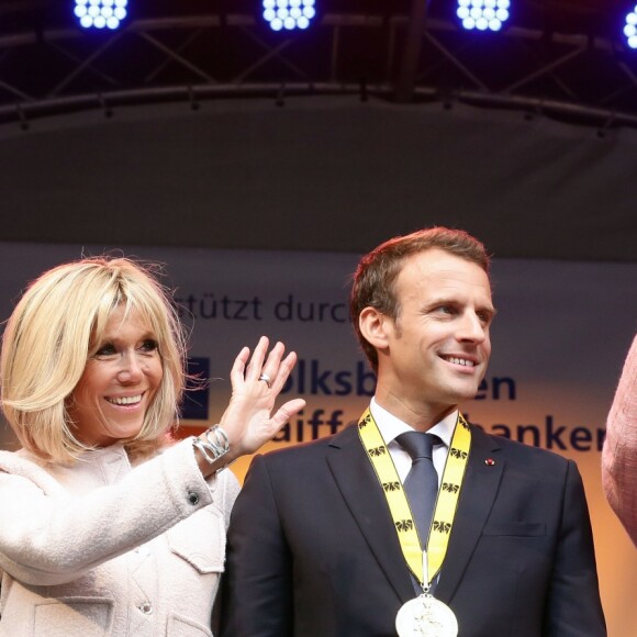 Le maire d'Aix-la-Chapelle Marcel Philipp, le président de la République française Emmanuel Macron, sa femme la Première Dame Brigitte Macron (Trogneux) et la chancelière fédérale d'Allemagne Angela Merkel - Le président de la République française reçoit le prestigieux prix Charlemagne en présence des anciens lauréats du prix, à Aix-la-Chapelle, Allemagne, le 10 mai 2018. © Stéphane Lemouton/Bestimage