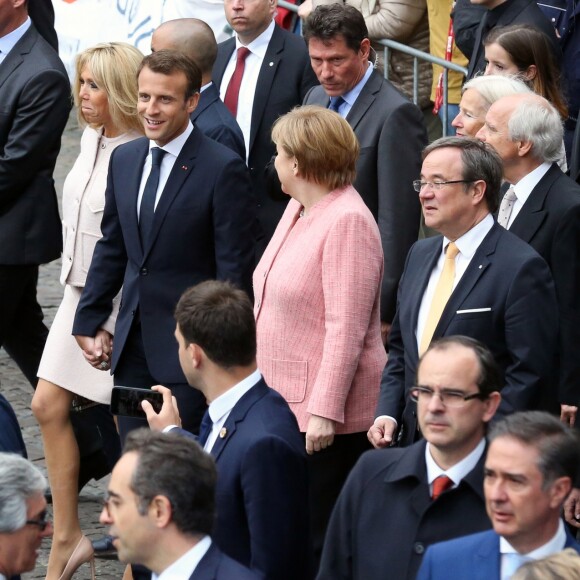 Le président de la République française Emmanuel Macron, sa femme la Première Dame Brigitte Macron (Trogneux) et la chancelière fédérale d'Allemagne Angela Merkel - Le président de la République française reçoit le prestigieux prix Charlemagne en présence des anciens lauréats du prix, à Aix-la-Chapelle, Allemagne, le 10 mai 2018. © Stéphane Lemouton/Bestimage