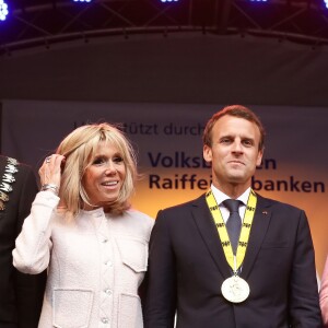 Le président de la République française Emmanuel Macron, sa femme la Première Dame Brigitte Macron (Trogneux) et la chancelière fédérale d'Allemagne Angela Merkel - Le président de la République française reçoit le prestigieux prix Charlemagne en présence des anciens lauréats du prix, à Aix-la-Chapelle, Allemagne, le 10 mai 2018. © Stéphane Lemouton/Bestimage