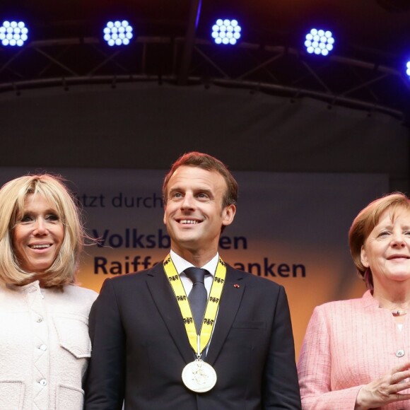 Le maire d'Aix-la-Chapelle Marcel Philipp, le président de la République française Emmanuel Macron, sa femme la Première Dame Brigitte Macron (Trogneux) et la chancelière fédérale d'Allemagne Angela Merkel - Le président de la République française reçoit le prestigieux prix Charlemagne pour sa vision de la reconstruction de l'Europe à un moment où le bloc lutte contre l'instabilité, en présence des anciens lauréats du prix, à Aix-la-Chapelle, Allemagne, le 10 mai 2018. © Stéphane Lemouton/Bestimage