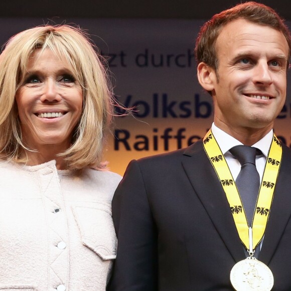 Le président de la République française Emmanuel Macron et sa femme la Première Dame Brigitte Macron (Trogneux) - Le président de la République française reçoit le prestigieux prix Charlemagne pour sa vision de la reconstruction de l'Europe à un moment où le bloc lutte contre l'instabilité, en présence des anciens lauréats du prix, à Aix-la-Chapelle, Allemagne, le 10 mai 2018. © Stéphane Lemouton/Bestimage