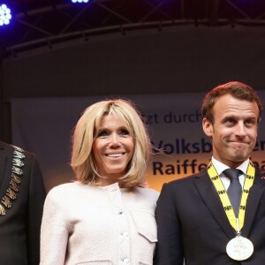 Le maire d'Aix-la-Chapelle Marcel Philipp, le président de la République française Emmanuel Macron, sa femme la Première Dame Brigitte Macron (Trogneux) et la chancelière fédérale d'Allemagne Angela Merkel - Le président de la République française reçoit le prestigieux prix Charlemagne pour sa vision de la reconstruction de l'Europe à un moment où le bloc lutte contre l'instabilité, en présence des anciens lauréats du prix, à Aix-la-Chapelle, Allemagne, le 10 mai 2018. © Stéphane Lemouton/Bestimage