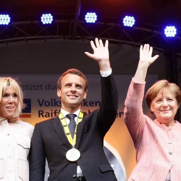 Le maire d'Aix-la-Chapelle Marcel Philipp, le président de la République française Emmanuel Macron, sa femme la Première Dame Brigitte Macron (Trogneux) et la chancelière fédérale d'Allemagne Angela Merkel - Le président de la République française reçoit le prestigieux prix Charlemagne pour sa vision de la reconstruction de l'Europe à un moment où le bloc lutte contre l'instabilité, en présence des anciens lauréats du prix, à Aix-la-Chapelle, Allemagne, le 10 mai 2018. © Stéphane Lemouton/Bestimage