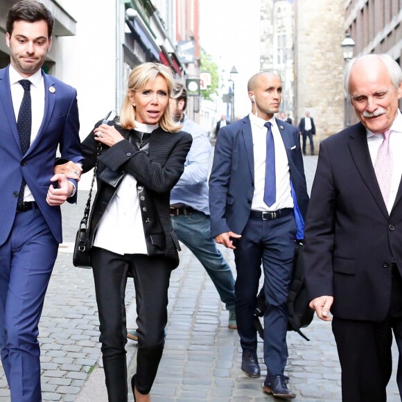 La Première Dame Brigitte Macron (Trogneux) accompagnée de Tristan Bromet, chef de cabinet rejoignent le président de la République au restaurant, à Aix-la-Chapelle, Allemagne, le 9 mai 2018. © Stéphane Lemouton/Bestimage