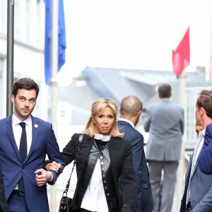 La Première Dame Brigitte Macron (Trogneux) accompagnée de Tristan Bromet, chef de cabinet et José Pietroboni, chef du protocole rejoignent le président de la République au restaurant, à Aix-la-Chapelle, Allemagne, le 9 mai 2018. © Stéphane Lemouton/Bestimage