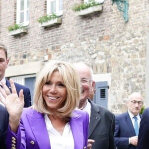 Le Président de la République Emmanuel Macron et la première dame Brigitte Macron (Trogneux) arrivent à la cathédrale d'Aix-la-Chapelle en Allemagne à l'occasion de la remise du prix Charlemagne le 9 mai 2018. © Stéphane Lemouton/Bestimage