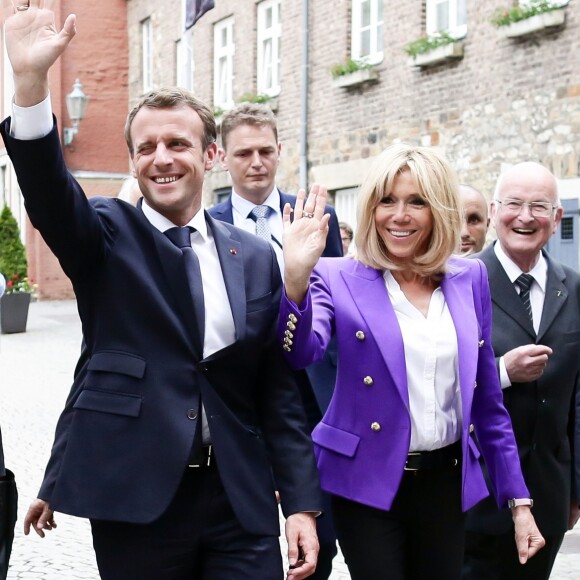 Le Président de la République Emmanuel Macron et la première dame Brigitte Macron (Trogneux) arrivent à la cathédrale d'Aix-la-Chapelle en Allemagne à l'occasion de la remise du prix Charlemagne le 9 mai 2018. © Stéphane Lemouton/Bestimage