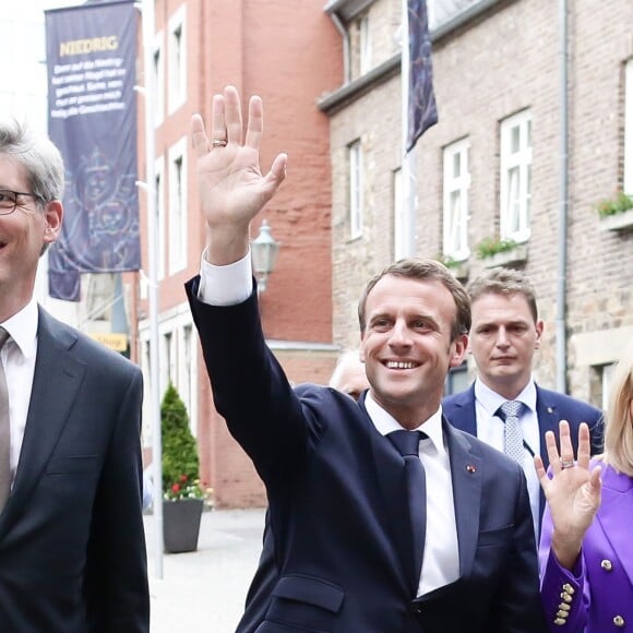 Le Président de la République Emmanuel Macron et la première dame Brigitte Macron (Trogneux) arrivent à la cathédrale d'Aix-la-Chapelle en Allemagne à l'occasion de la remise du prix Charlemagne le 9 mai 2018. © Stéphane Lemouton/Bestimage