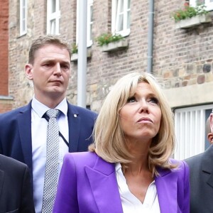 Le Président de la République Emmanuel Macron et la première dame Brigitte Macron (Trogneux) arrivent à la cathédrale d'Aix-la-Chapelle en Allemagne à l'occasion de la remise du prix Charlemagne le 9 mai 2018. © Stéphane Lemouton/Bestimage