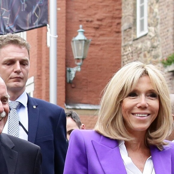 Le Président de la République Emmanuel Macron et la première dame Brigitte Macron (Trogneux) arrivent à la cathédrale d'Aix-la-Chapelle en Allemagne à l'occasion de la remise du prix Charlemagne le 9 mai 2018. © Stéphane Lemouton/Bestimage