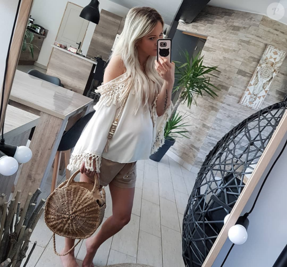 Cindy des Ch'tis à Mykonos radieuse avec son baby bump sur Instagram, mai 2018.