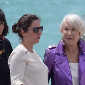 Helen Mirren a été victime d'une chute sur la plage du Martinez lors du 71e Festival de Cannes, le 12 mai 2018, après avoir accordé une interview. L'actrice s'est heureusement relevée indemne.