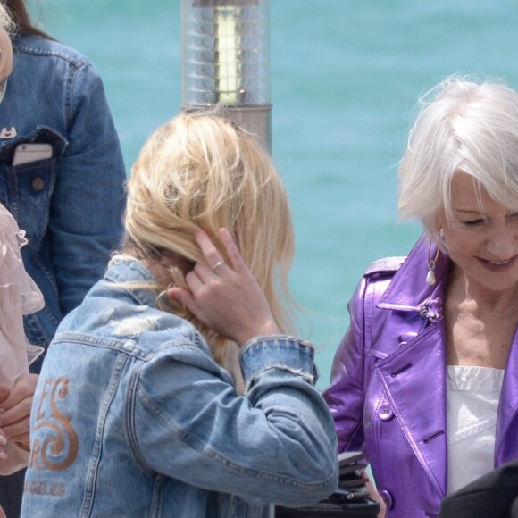 Helen Mirren a été victime d'une chute sur la plage du Martinez lors du 71e Festival de Cannes, le 12 mai 2018, après avoir accordé une interview. L'actrice s'est heureusement relevée indemne.