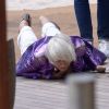 Helen Mirren au sol après une chute spectaculaire sur la plage du Martinez lors du 71e Festival de Cannes, le 12 mai 2018, après avoir accordé une interview. L'actrice s'est heureusement relevée indemne.