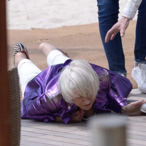 Helen Mirren a été victime d'une chute sur la plage du Martinez lors du 71e Festival de Cannes, le 12 mai 2018, après avoir accordé une interview. L'actrice s'est heureusement relevée indemne.