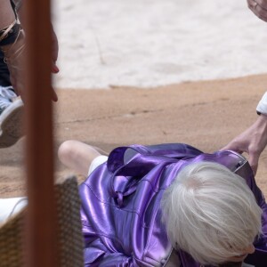 Helen Mirren a été victime d'une chute sur la plage du Martinez lors du 71e Festival de Cannes, le 12 mai 2018, après avoir accordé une interview. L'actrice s'est heureusement relevée indemne.