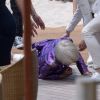 Helen Mirren se relève après avoir été victime d'une chute sur la plage du Martinez lors du 71e Festival de Cannes, le 12 mai 2018, après avoir accordé une interview. L'actrice s'est heureusement relevée indemne.