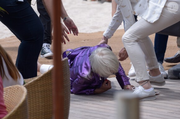 Helen Mirren se relève après avoir été victime d'une chute sur la plage du Martinez lors du 71e Festival de Cannes, le 12 mai 2018, après avoir accordé une interview. L'actrice s'est heureusement relevée indemne.