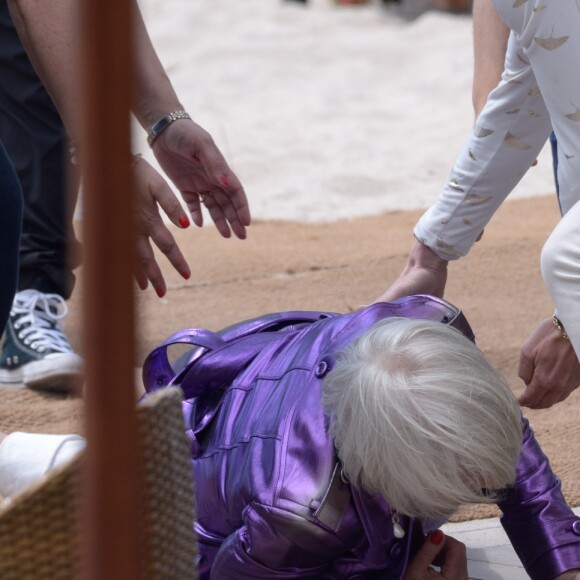 Helen Mirren se relève après avoir été victime d'une chute sur la plage du Martinez lors du 71e Festival de Cannes, le 12 mai 2018, après avoir accordé une interview. L'actrice s'est heureusement relevée indemne.