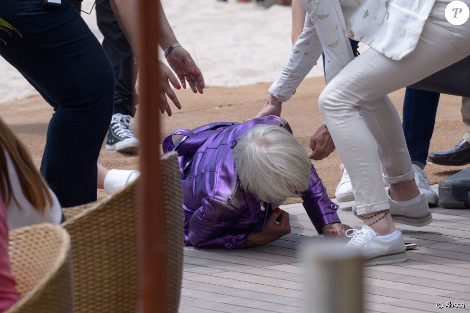 Helen Mirren se relève après avoir été victime d'une chute sur la plage