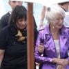 Helen Mirren a été victime d'une chute sur la plage du Martinez lors du 71e Festival de Cannes, le 12 mai 2018, après avoir accordé une interview. L'actrice s'est heureusement relevée indemne.