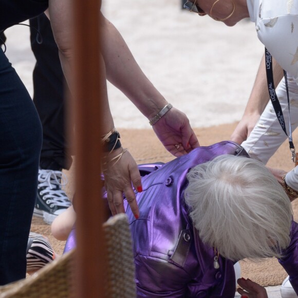 Helen Mirren a été victime d'une chute sur la plage du Martinez lors du 71e Festival de Cannes, le 12 mai 2018, après avoir accordé une interview. L'actrice s'est heureusement relevée indemne.