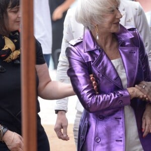 Helen Mirren a été victime d'une chute sur la plage du Martinez lors du 71e Festival de Cannes, le 12 mai 2018, après avoir accordé une interview. L'actrice s'est heureusement relevée indemne.