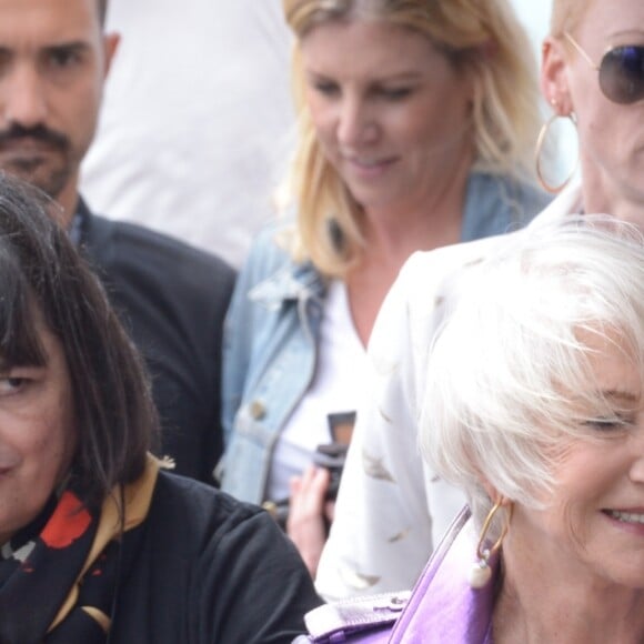 Helen Mirren a été victime d'une chute sur la plage du Martinez lors du 71e Festival de Cannes, le 12 mai 2018, après avoir accordé une interview. L'actrice s'est heureusement relevée indemne.