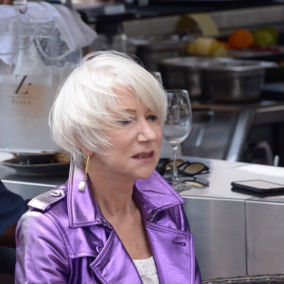 Helen Mirren a été victime d'une chute sur la plage du Martinez lors du 71e Festival de Cannes, le 12 mai 2018, après avoir accordé une interview. L'actrice s'est heureusement relevée indemne.
