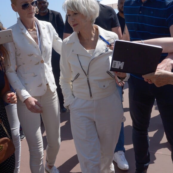 Helen Mirren a tourné une vidéo sur la plage du Martinez lors du 71e Festival de Cannes, le 12 mai 2018.