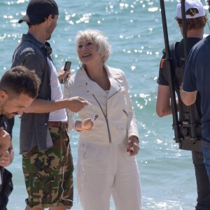 Helen Mirren a tourné une vidéo sur la plage du Martinez lors du 71e Festival de Cannes, le 12 mai 2018.