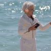 Helen Mirren a tourné une vidéo sur la plage du Martinez lors du 71e Festival de Cannes, le 12 mai 2018.