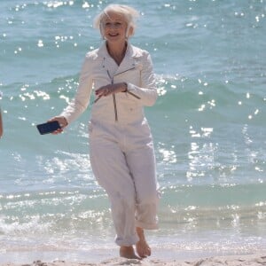 Helen Mirren a tourné une vidéo sur la plage du Martinez lors du 71e Festival de Cannes, le 12 mai 2018.