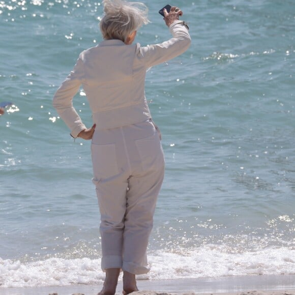 Helen Mirren a tourné une vidéo sur la plage du Martinez lors du 71e Festival de Cannes, le 12 mai 2018.