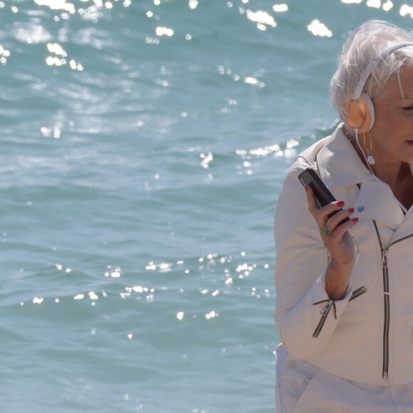 Helen Mirren a tourné une vidéo sur la plage du Martinez lors du 71e Festival de Cannes, le 12 mai 2018.
