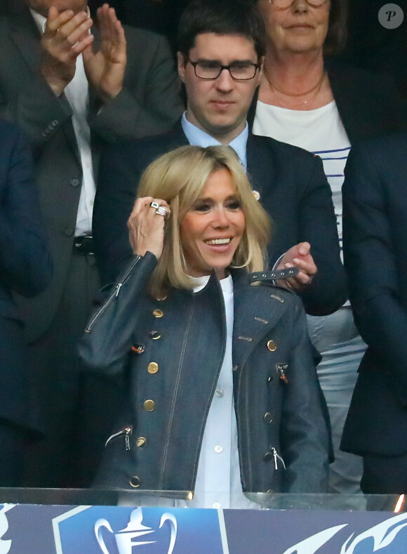 La Première dame Brigitte Macron (Trogneux) - Célébrités lors de la finale de la Coupe de France opposant le club de Vendée les Herbiers Football (VHF) au Club du Paris Saint-Germain au Stade de France à Saint-Denis, Seine Saint-Denis, France, le 9 mai 2018.