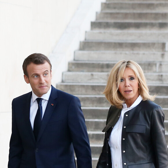 Le président de la République Emmanuel Macron et sa femme la Première Dame Brigitte Macron (Trogneux) arrivent au palais de Chaillot, le couple est accueilli par Alain Weill (président du groupe NextRadioTV, propriétaire des chaînes de radios RMC et BFM Business, de la chaîne de télévision BFM TV et du Groupe 01) et Hervé Béroud (directeur de la rédaction de BFM TV) à Paris, France, le 15 avril 2018. © Dominique Jacovides/Bestimage