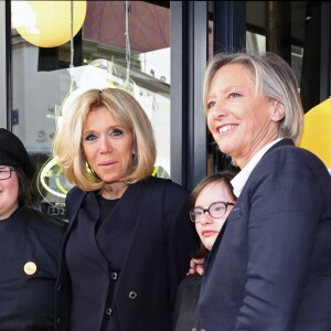 La première dame Brigitte Macron, Sophie Cluzel, secrétaire d'État chargée des Personnes handicapées lors de la visite du restaurant "Joyeux, servi avec le coeur" à Paris tenu par 25 serveurs et cuisiniers en situation de handicap mental ou cognitif le 21 mars 2018 qui est aussi la journée mondiale de la trisomie 21. © Sébastien Valiela / Bestimage