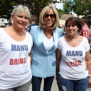 La première dame Brigitte Macron (Trogneux) et sa fille Tiphaine Auzière vont voter à la mairie du Touquet pour le second tour des législatives, au Touquet le 18 juin 2017. © Sébastien Valiela-Dominique Jacovides/Bestimage