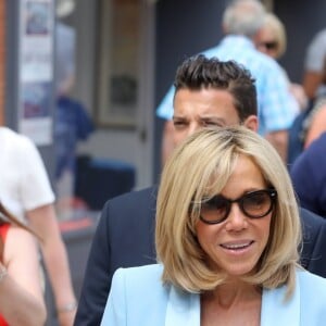 La première dame Brigitte Macron (Trogneux) et sa fille Tiphaine Auzière vont voter à la mairie du Touquet pour le second tour des législatives, au Touquet le 18 juin 2017. © Sébastien Valiela-Dominique Jacovides/Bestimage