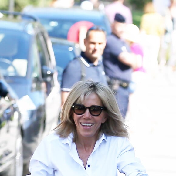 La première dame Brigitte Macron (Trogneux) part en vélo à la plage avec sa fille Tiphaine Auzière, son compagnon Antoine et leurs enfants Elise et Aurèle au Touquet, le 17 juin 2017 en début d'après-midi. © Dominique Jacovides/Sébastien Valiela/Bestimage