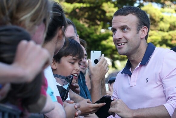 Le président de la République française Emmanuel Macron et sa femme, la première dame Brigitte (Trogneux) vont faire une balade à vélo au Touquet, France, le 17 juin 2017. © Sébastien Valiela-Dominique Jacovides/Bestimage