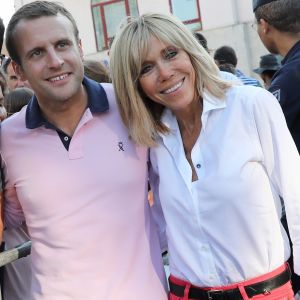 Le président de la République française Emmanuel Macron et sa femme, la première dame Brigitte (Trogneux) vont faire une balade à vélo au Touquet, France, le 17 juin 2017. © Sébastien Valiela-Dominique Jacovides/Bestimage