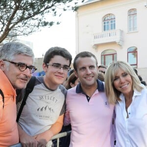 Le président de la République française Emmanuel Macron et sa femme, la première dame Brigitte (Trogneux) vont faire une balade à vélo au Touquet, France, le 17 juin 2017. © Sébastien Valiela-Dominique Jacovides/Bestimage