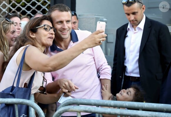 Le président de la République française Emmanuel Macron et sa femme, la première dame Brigitte (Trogneux) vont faire une balade à vélo au Touquet, France, le 17 juin 2017. © Sébastien Valiela-Dominique Jacovides/Bestimage